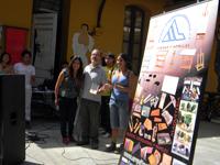 Arquitectura Librería entregando premio a la ganadora de la mesa de dibujo