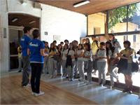 Monitores junto a los estudiantes en el Hall de Biblioteca FAU