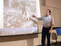 Diego Armus realizando la lectura colectiva de las fotografías