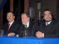 La Mesa de Honor estuvo integrada por el Vicerrector de Asuntos Académicos, Patricio Aceituno; el Decano, profesor Leopoldo Prat, y el Director de la Escuela de Postgrado FAU, Enrique Aliste