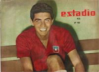 Fuente: www.estadio.latinowebs.com / Hugo Lepe con la camiseta y escudo nacional. Poster  Revista Estadio.