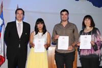 Loreto Ulloa, Guillermo Lorca Norambuena y la madre de Natalia Reyes, recibiendo la Membresía del Colegio de Diseñadores de Chile.