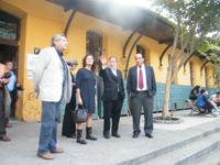 El Decano con los invitados, recorriendo las instalaciones de la FAU. 