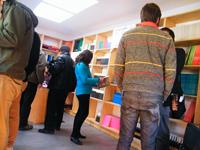 La librería estará ubicada en la calle Marcoleta 250, a un lado de la portería de la Facultad de Arquitectura y Urbanismo de la Universidad de Chile (Metro Universidad Católica).