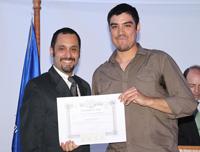 El diseñador, en la Ceremonia de Titulación 2011 realizada en la FAU, donde obtuvo el reconocimiento a "Mejor Promedio Diseño Industrial". 