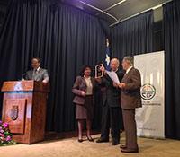 El profesor Romero, recibiendo su medalla en la Universidad del Bío Bío, el pasado martes 15 de octubre. 