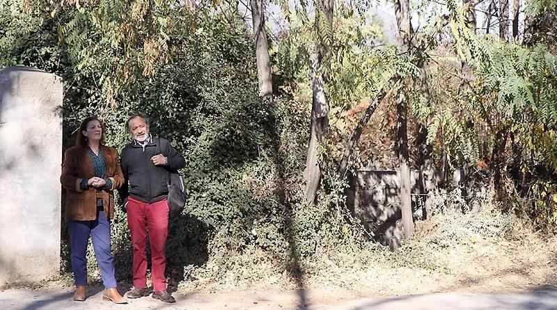 El proyecto, que se extendió por dos años y medio, busca crear y validar un protocolo frente al eventual impacto de los incendios forestales. En la imagen la profesora Rose Marie Garay y el profesor Ricardo Tapia, en San José de Maipo.. 