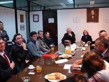 Los jóvenes recibieron el apoyo de profesores de sus respectivas Facultades para gestionar sus programas de estudio en el extranjero. En la foto, profesores, directivos y familias junto a los becados.