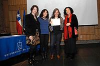 Profesora Faride Zeran junto a los ganadores de uno de los fondos.