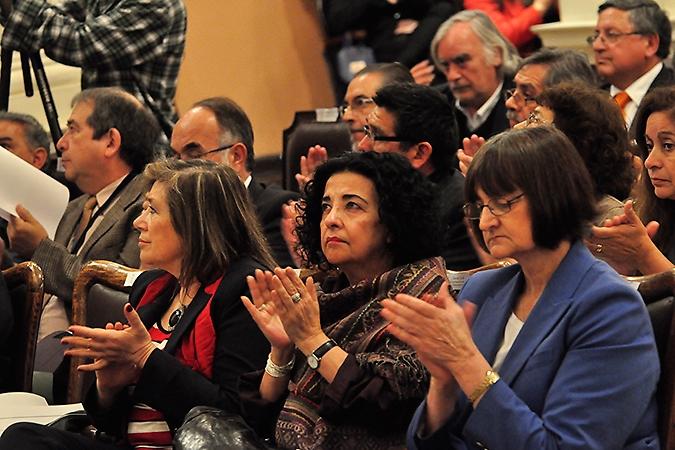 Diversas autoridades participaron de la Ceremonia. En la imagen la Vicerrectora de  Extensión y Comunicaciones, Faride Zerán y laVicerrectora de Asuntos Académicos, Rosa Devés.