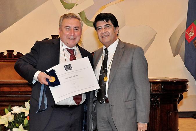 El Rector de la Universidad Ennio Vivaldi también fue homenajeado por sus 40 años de servicio.