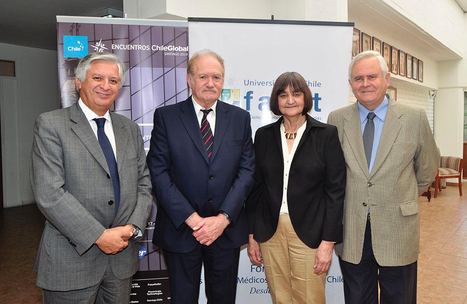 El Subsecretario del Minagri, Sr. Claudio Ternicier; el Premio Nobel Benny Dembitzer; la Vicerrectora de Asuntos Académicos Prof. Rosa Devés; y el Decano de Favet, Prof. Santiago Urcelay. 