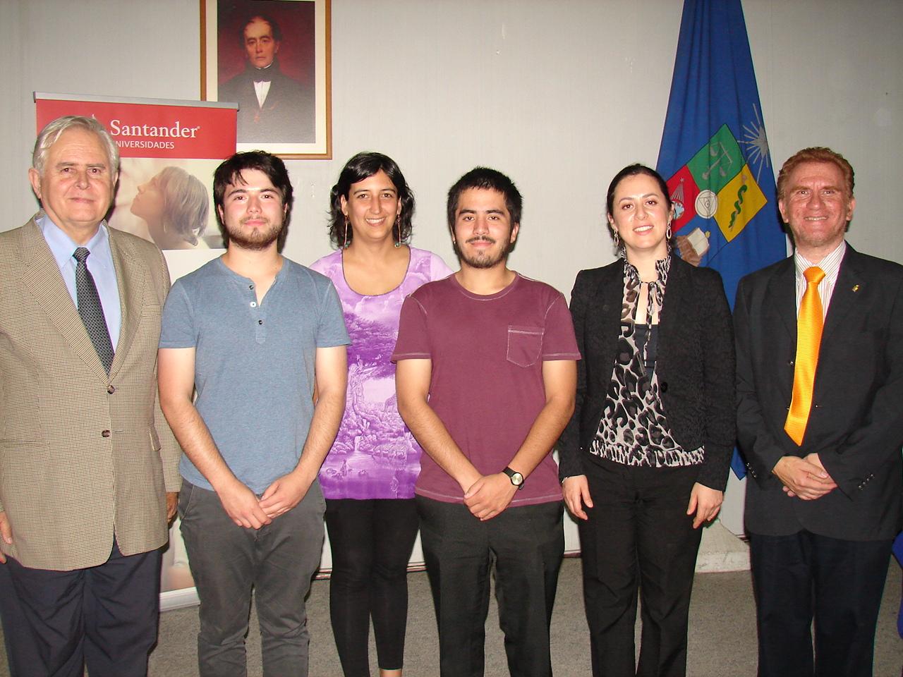 El Decano Santiago Urcelay junto a los tres becados:Rodrigo Manquián, Profesora Tamara Tadich y Sebastián Moya. Acompañados por Marly Neira del Banco Santander y el Vicedecano Fernando Fredes. 