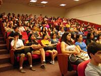 El Decano Santiago Urcelay dialogó con los jóvenes respondiendo diversas inquietudes.