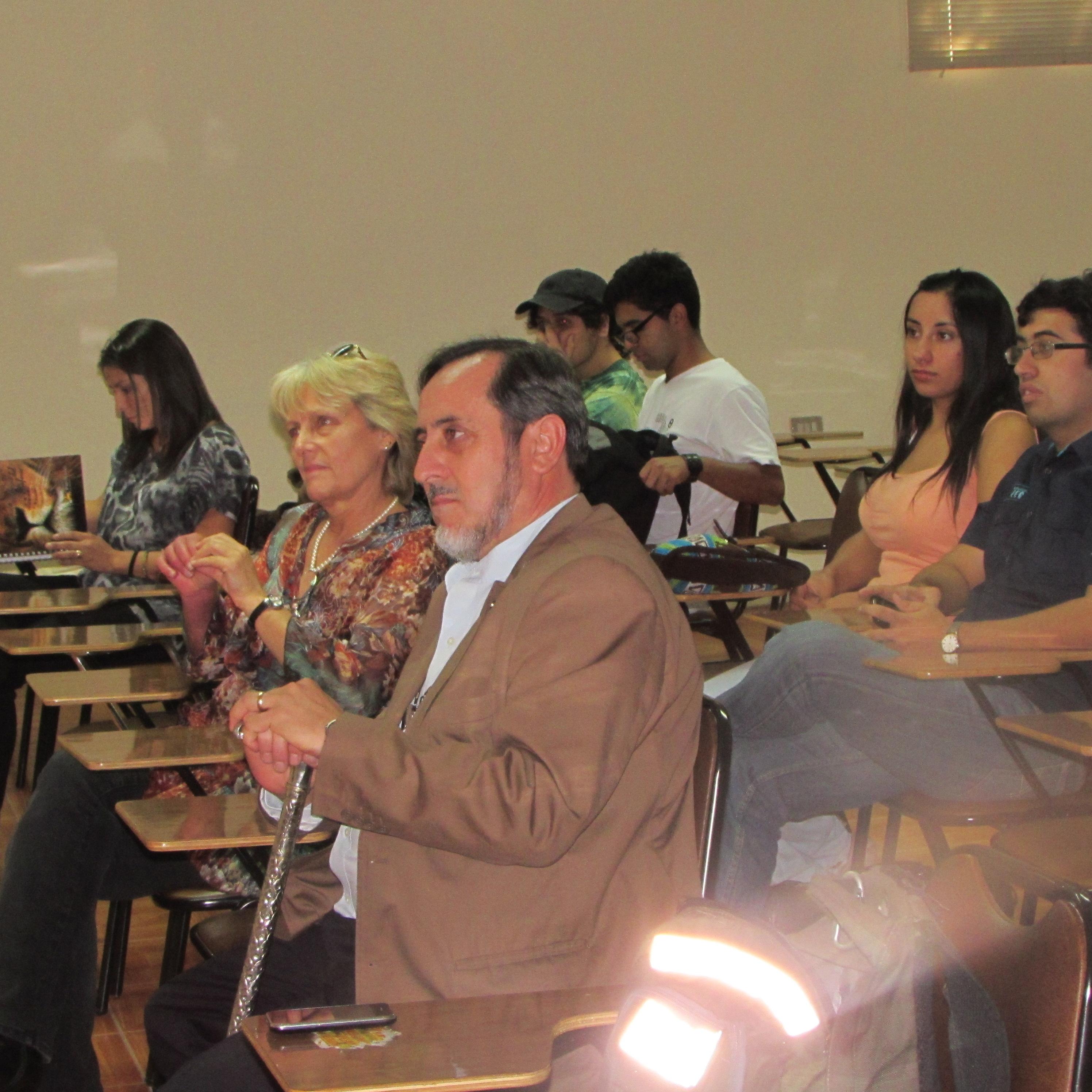  Profesora Pilar Oviedo, en representación del Decano Santiago Urcelay junto a Pedro Calandra representando al Decano Roberto Neira.