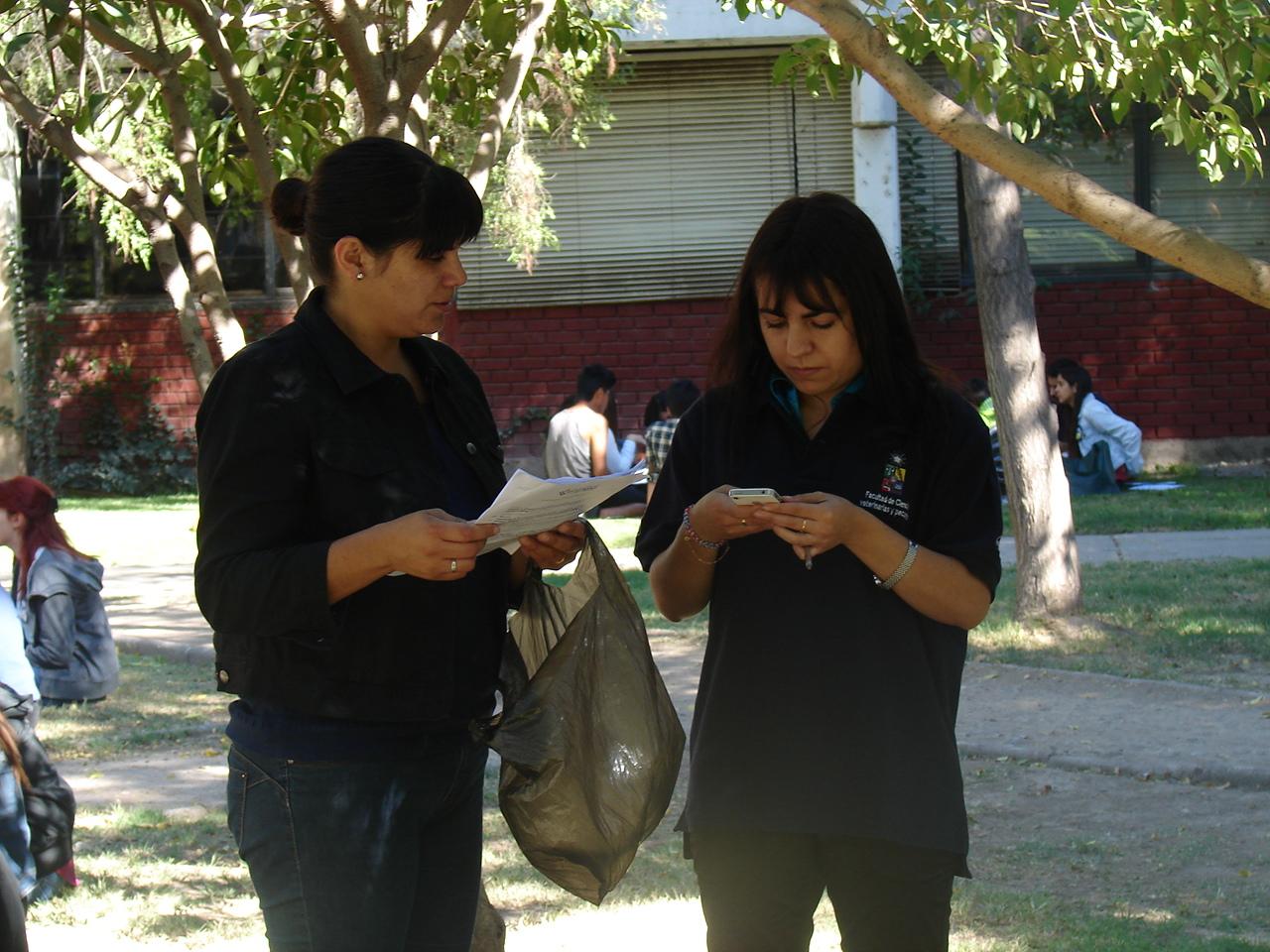 Los Profesionales del Centro de Aprendizaje eligieron un taller al aire libre en que pudiera conversar sobre la elección de su carrera y hacer una manualidad que les facilitara el diálogo.