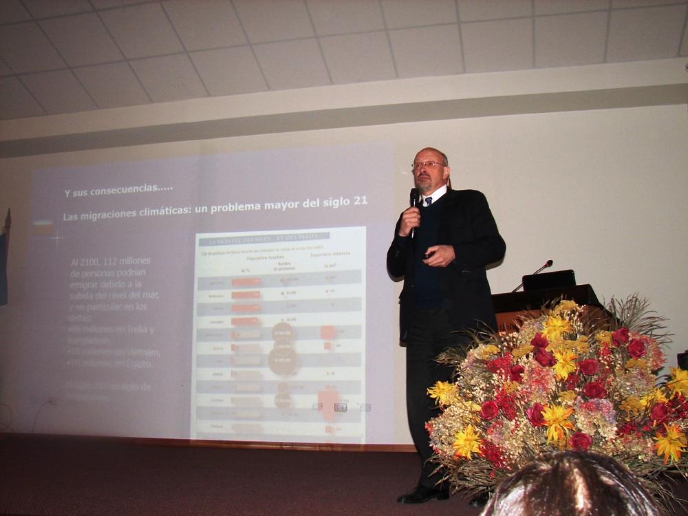 El Profesor Georges Bonan, presentó la Charla Inaugural Investigación e Internacionalización.