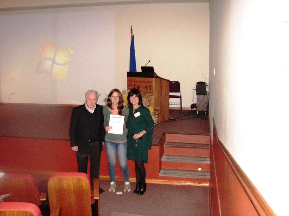 Al finalizar el Decano Coordinador Roberto Neira junto a la Profesora Audrey Grez entregaron un reconocimiento al mejor póster. En la imagen la estudiante Daniela Siel.