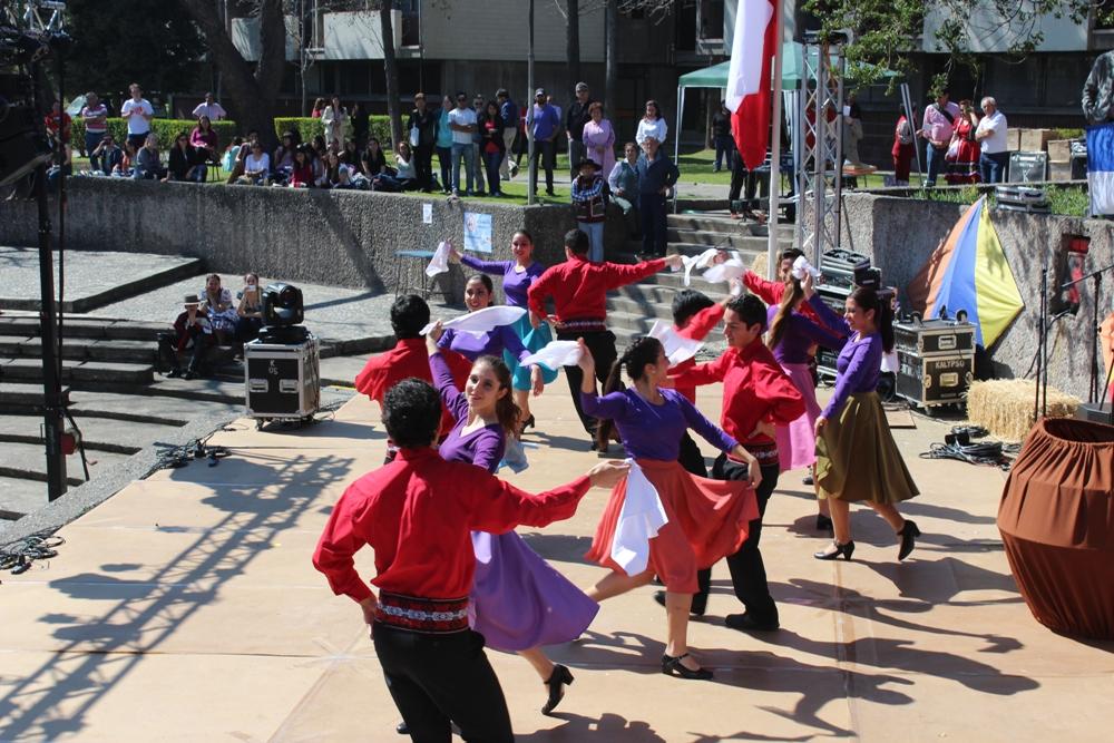 En la inauguración se presentaron diversas muestras de cueca y baile folclórico.