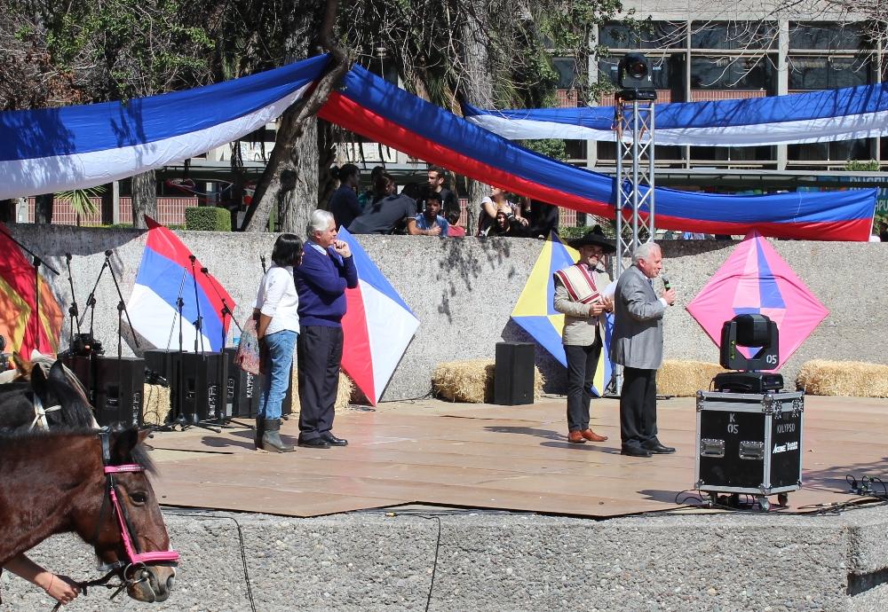 La iniciativa buscó reunir a toda la comunidad de Campus Sur. En la imagen los decanos Roberto Neira, Carmen Luz de la Maza y Santiago Urcelay.