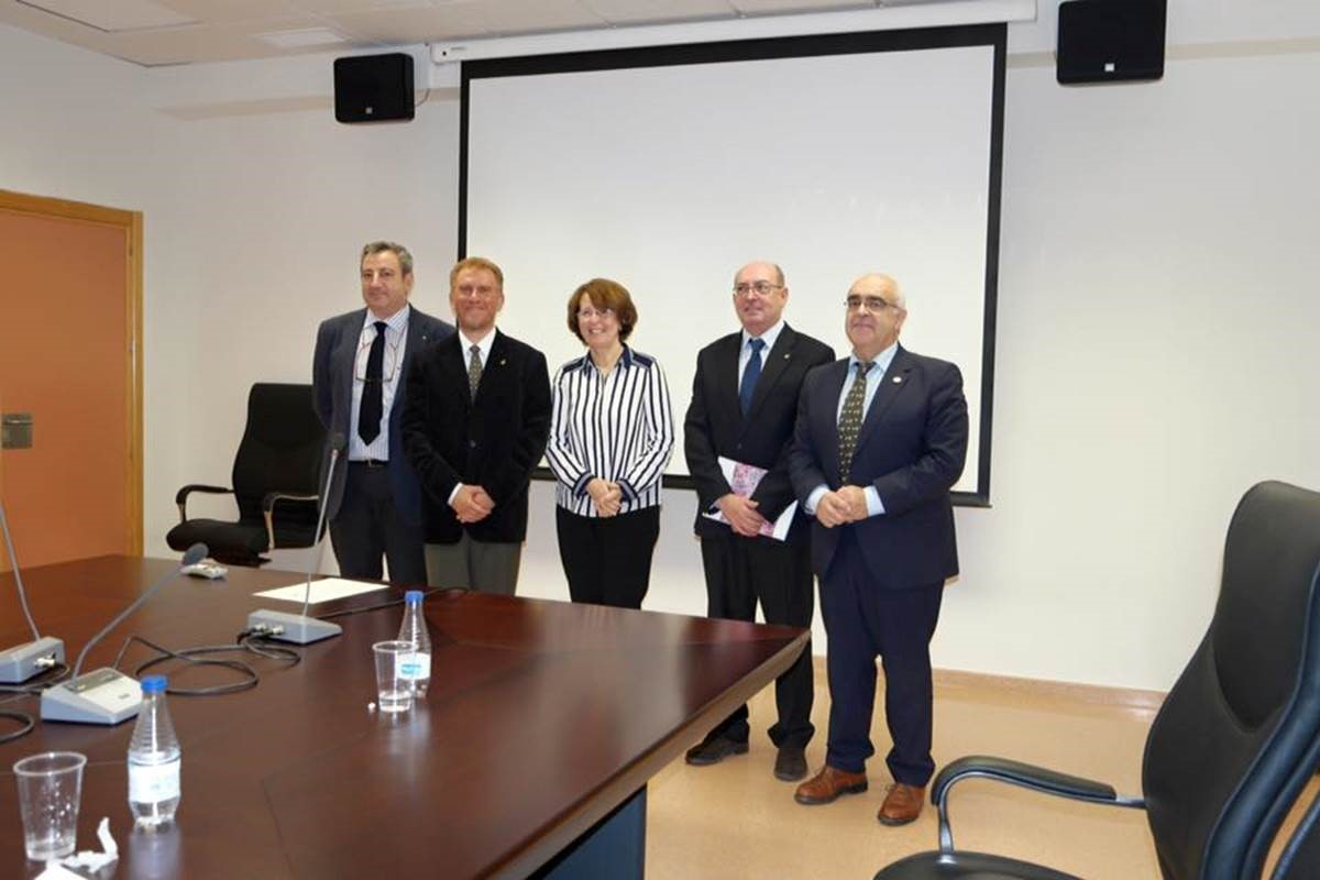 El Profesor Fredes cursó un Doctorado en la Universidad de Córdoba, España, que mantiene un convenio con FAVET.