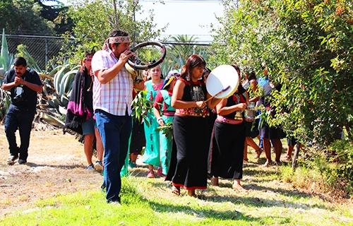  Con una rogativa en la que participaron autoridades universitarias, de la Embajada de Canadá y del Ministerio de Salud, se inauguró la nueva ruca de la agrupación Taiñ Adkimn.