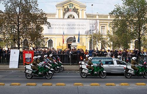 Al momento de acercarse el carruaje fue recibido con las estrofas del himno de la Universidad.