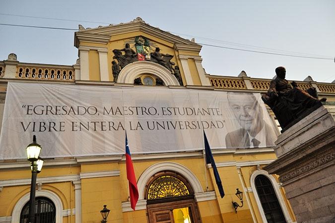 El día de ayer se desplegó un lienzo en la La Casa Central para despedir a quien fuera estudiante, académico y Profesor Emérito.