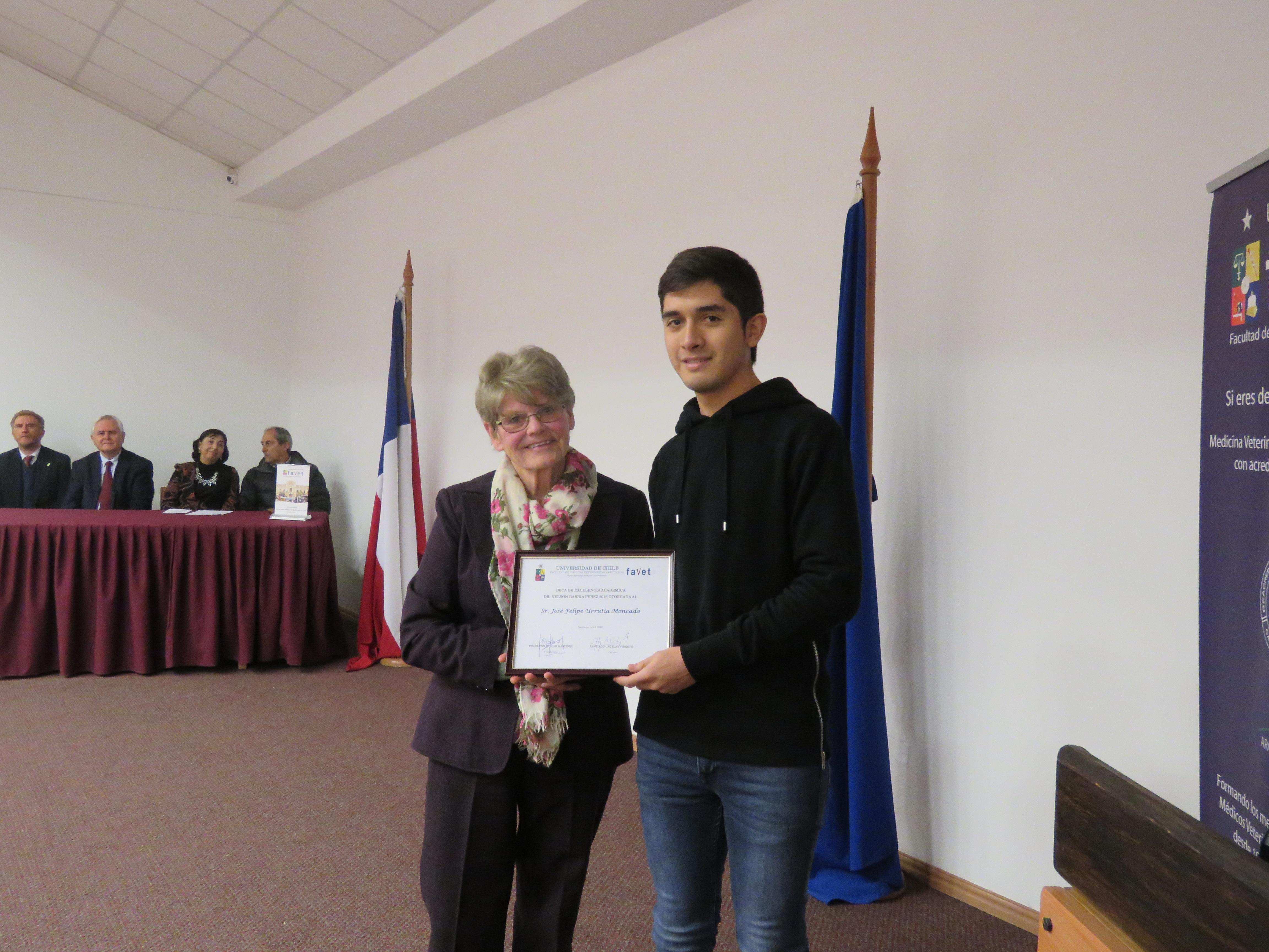 La Beca Excelencia Académica Dr. Nelson Barría Pérez fue para José Felipe Urrutia y Romina Vanesa Ramos. En la imagen José Urrutia y la Sra. Wiltrud Knop 