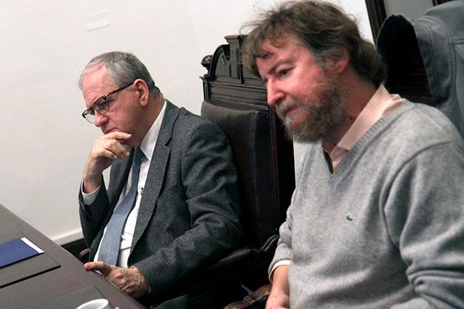 El rector Zago junto al académico de la FCFM José Piquer en la reunión sobre educación a distancia.