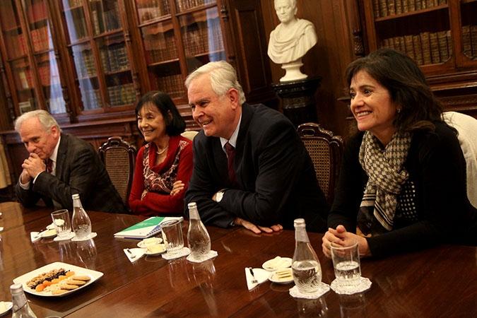 Los decanos Neira, De la Maza, Urcelay y la directora Cornejo sostuvieron una reunión con el rector Zago y el profesor Machado de la USP.