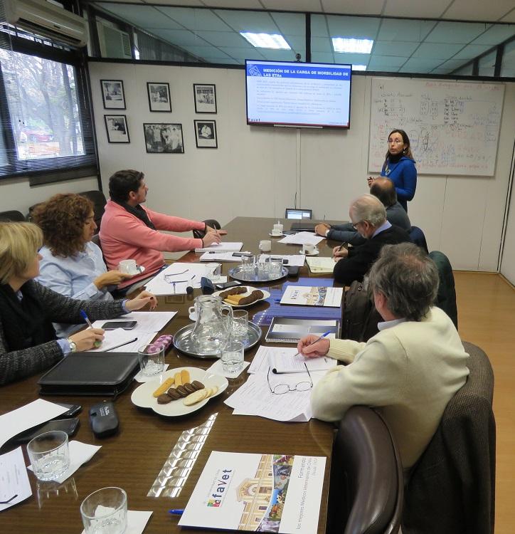 La Dra. Lisette Lapierre expuso sobre "Epidemiología, transmisión y control de campilobacter".