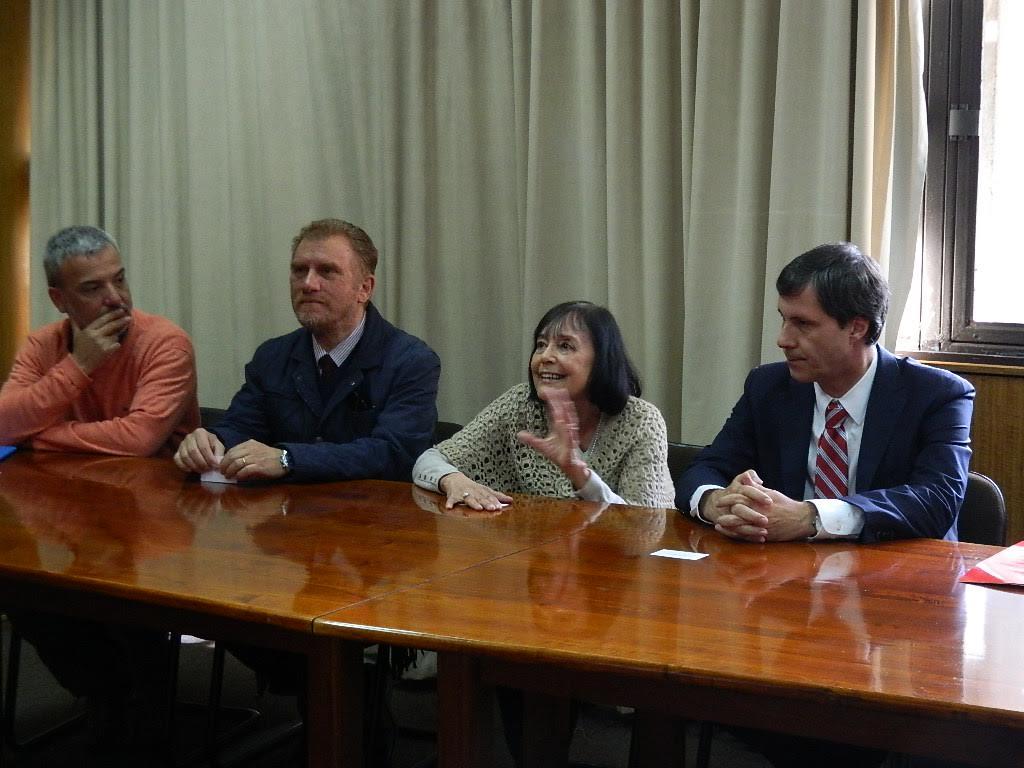 En la Ceremonia asistieron las autoridades de Campus Sur y los representantes del Banco Santander Universidades. En representación del Decano Santiago Urcelay, asistió el Vicedano Dr. Fernando Fredes.