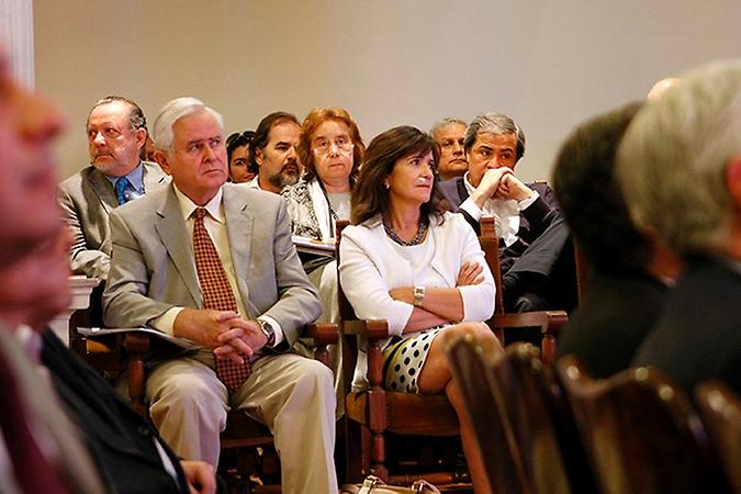 El Decano Santiago Urcelay acompañó a los galardonados.