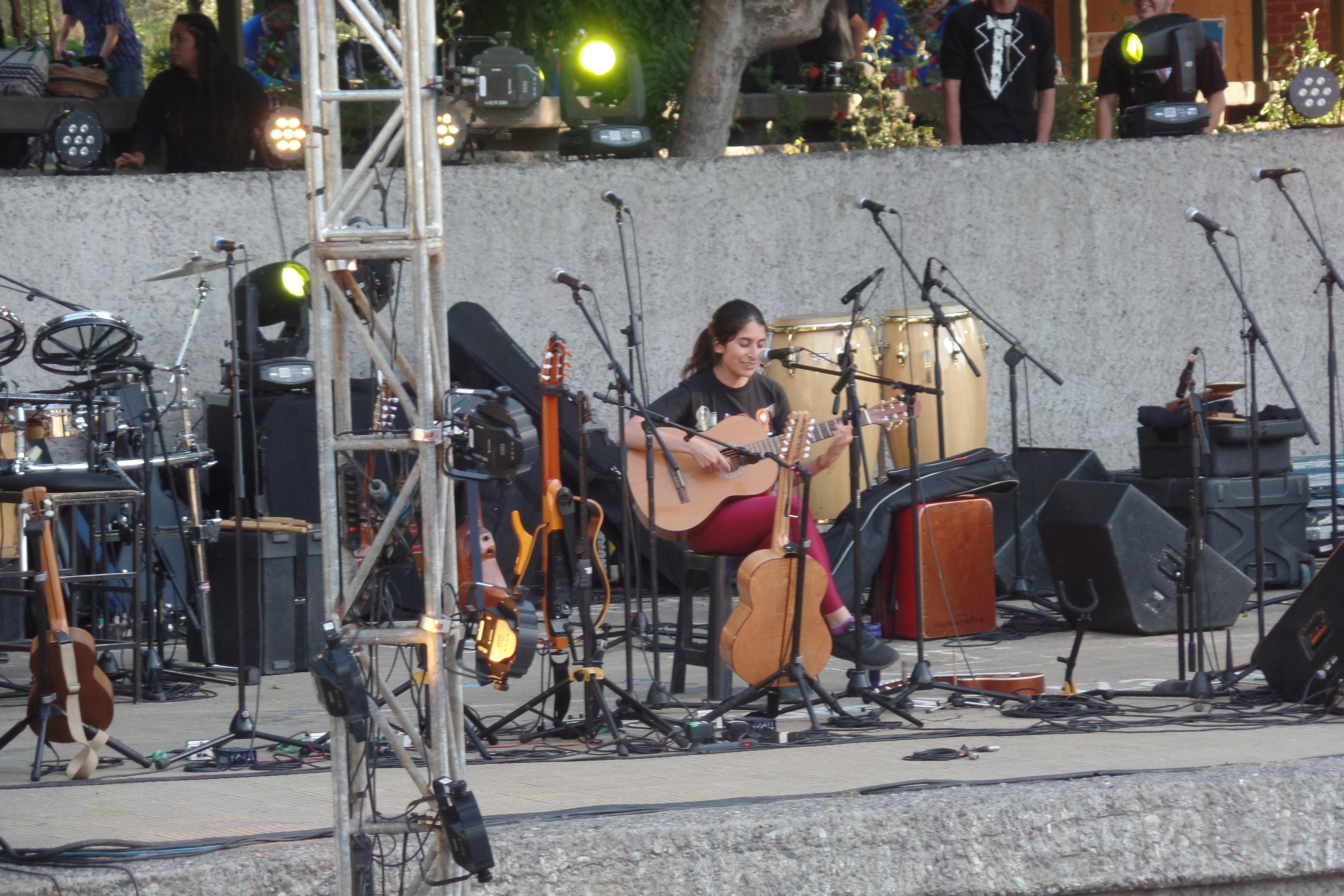 Durante el evento se presentaron diversos artistas del Campus. En la imagen Fernanda del Real.