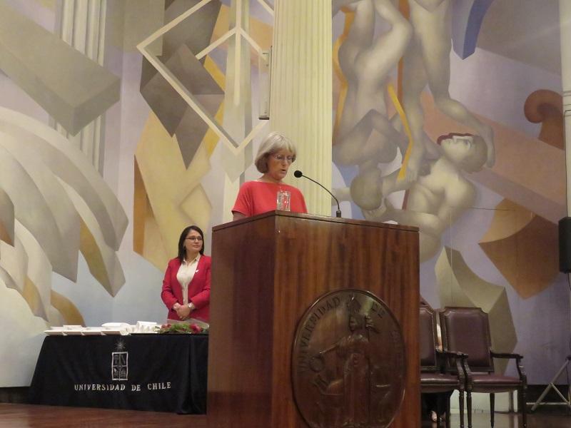 Durante la Ceremonia la Profesora Pilar Oviedo rindió un homenaje en representación de Favet  a José Antonio Villarroel, médico veterinario.