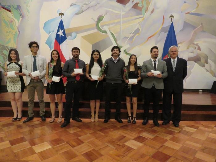 De mano de las autoridades los médicos veterinarios recibieron su presente. En la imagen el Decano Santiago Urcelay.