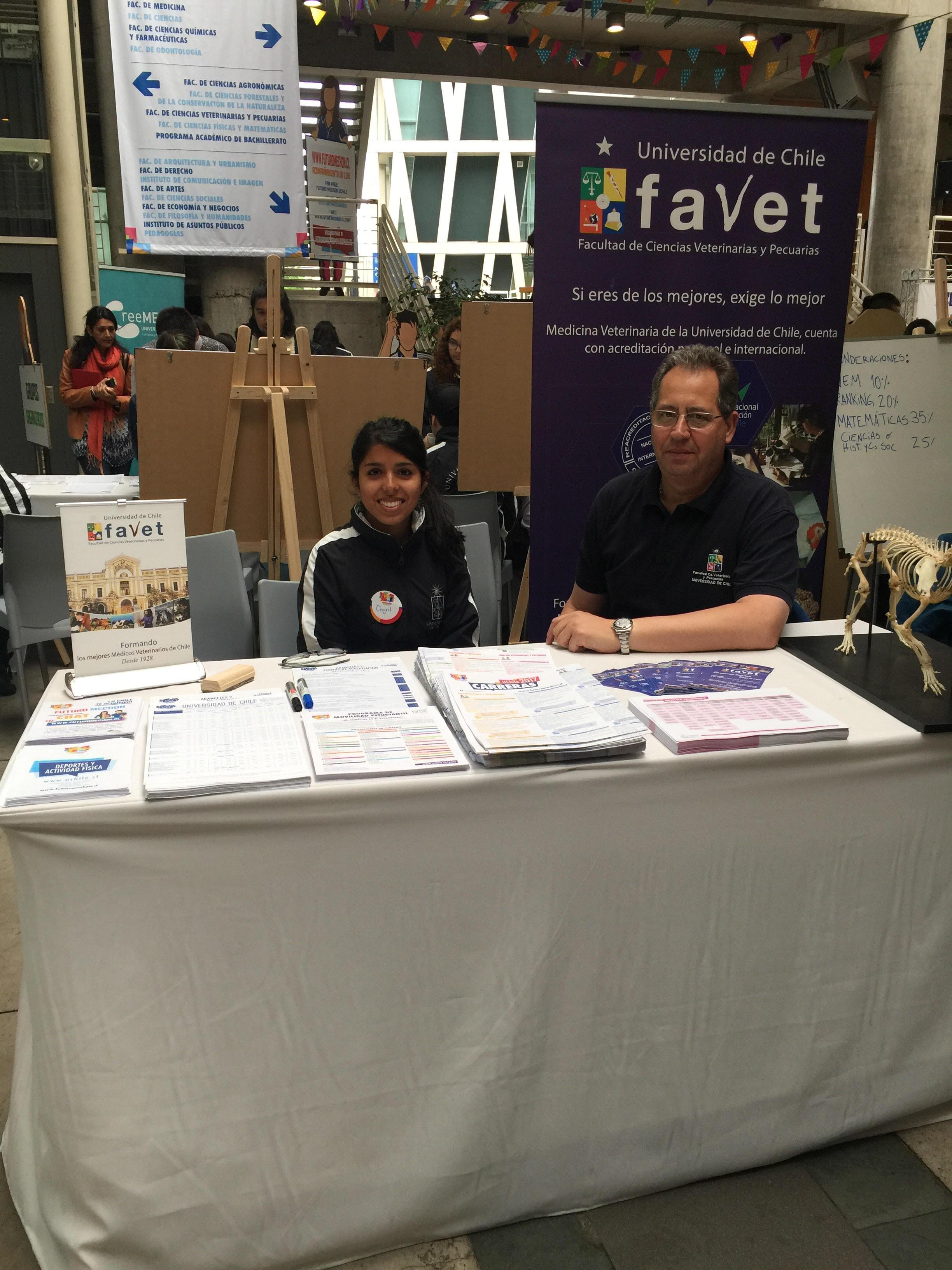 lLa estudiante Cynthia Rojas y el profesor Alberto Raggi, director de Extensión en el stand de la Facultad de Ciencias Veterinarias y Pecuarias.