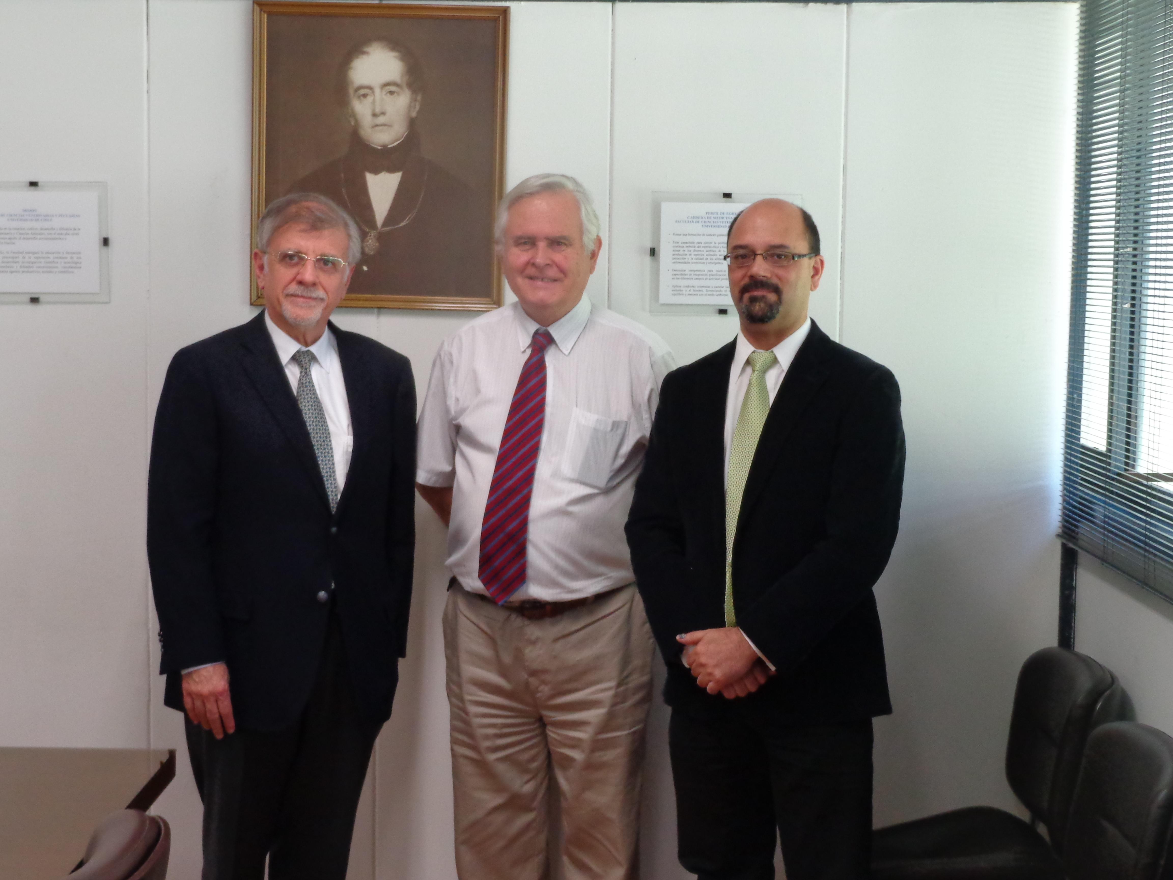 El Sr. Leopoldo Reyes Aranis, el Decano Santiago Urcelay Vicente y el Dr. Ivan Nuñez Prado.