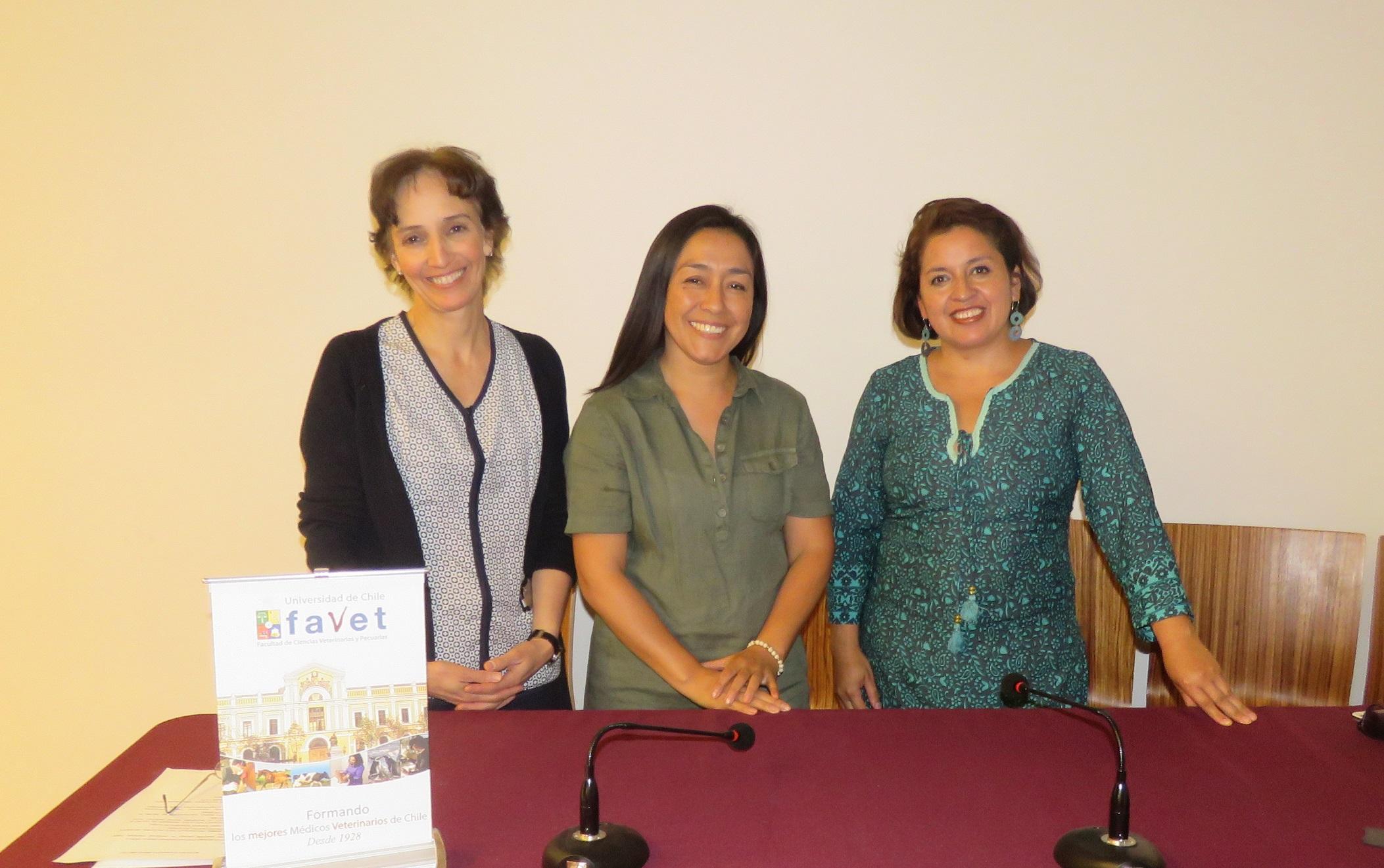 La enfermera Coordinadora del SEMDA, Carla Illesca; la Directora de CEACS, Silvana Muñoz; y la Encargada de Bienestar Estudiantil, Estela Lagos.