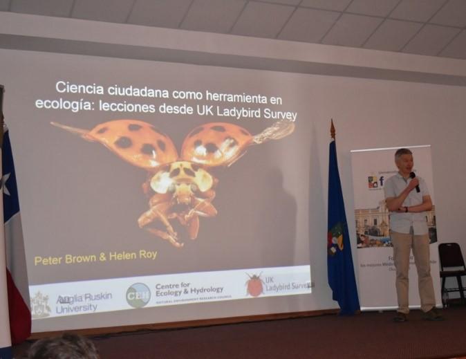 Fernando Medrano, de la Red de Observadores de Aves y Vida Silvestre de Chile, también exponiendo en el taller.