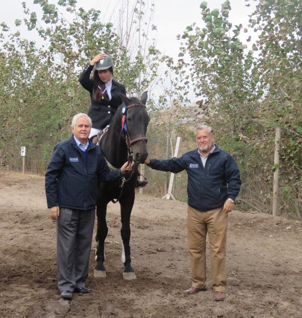 El Decano Santiago Urcelay recibió a los familiares, en tanto el Profesor Héctor Pino (a la derecha) recibió a los estudiantes de primer año. 