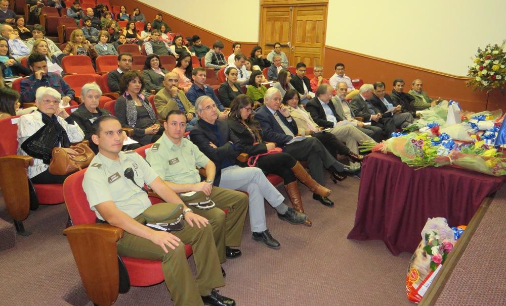 Se reconocieron a dos deportistas destacados. Entregó este reconocimiento el Profesor Héctor Pino Coordinador del Área de Deportes y Recreación de Favet.