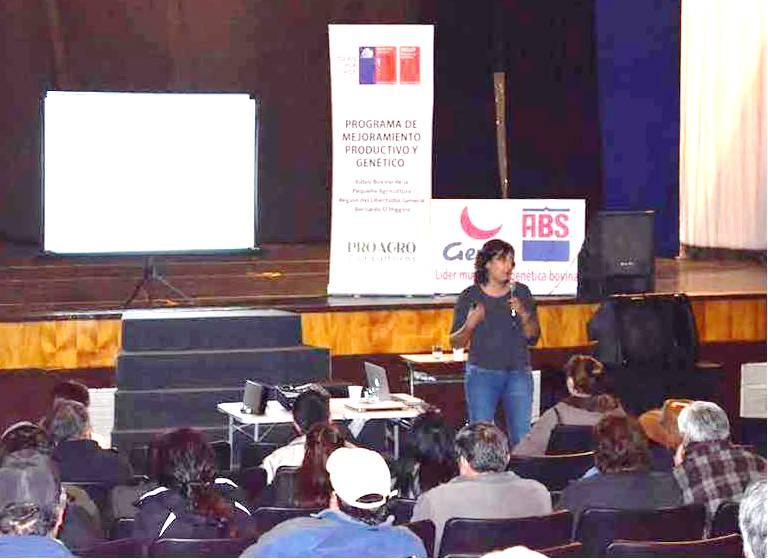  Dra. Tamara Tadich, médico veterinario, docente de la Favet de la Universidad de Chile, desarrolló el tema de Bienestar Animal en Predios Lecheros de la AFC.