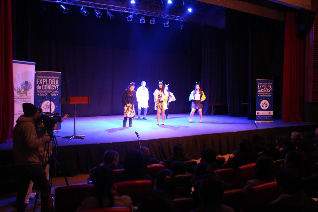 Durante la jornada, los asistentes disfrutaron de la obra ¿A dos sueños de la solución¿ creada por estudiantes del Colegio San José de la Familia de La Pintana.