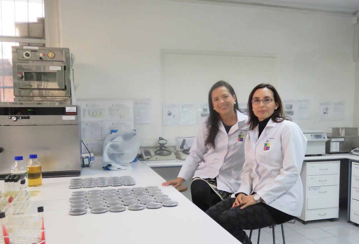 Dra. Javiera Cornejo, Directora del Laboratorio de Inocuidad de los Alimentos de Favet y la  Dra. Lisette Lapierre, Jefa De Investigación y Desarrollo