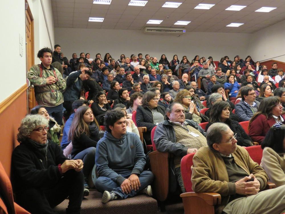 Con un auditorio atestado de funcionarios, académicos y estudiantes se desarrolló este encuentro preparativo para el día jueves de 10 agosto en Casa Central.