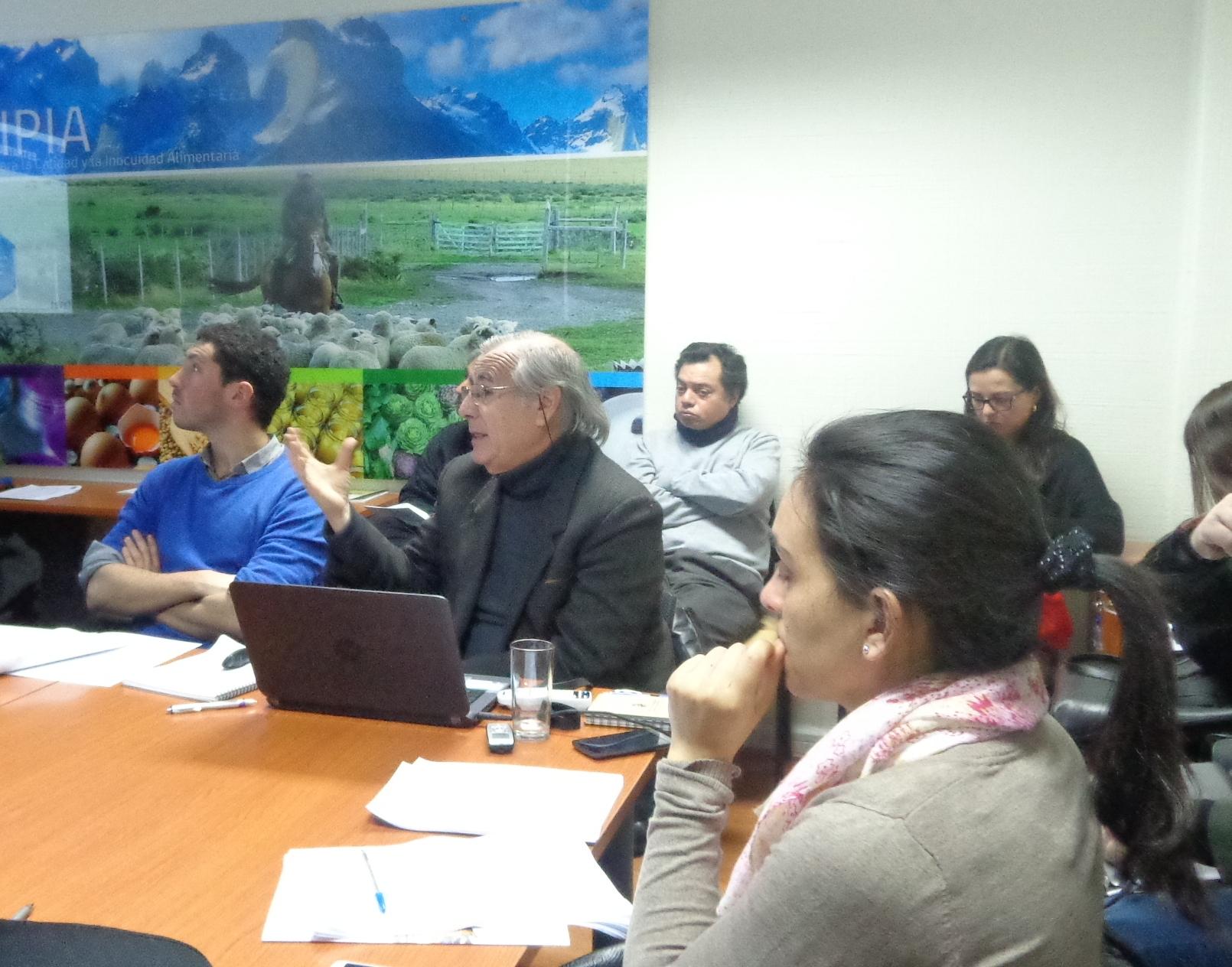 El equipo de Favet está compuesto por la Dra. Javiera Cornejo, Dr. Mario Maino, Dra. Lisette Lapierre, Dra. Pilar Oviedo, y el M.V. Francisco Lagos. 