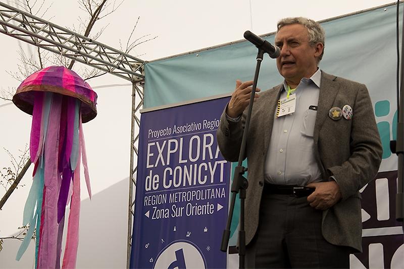 "Creo que es fundamental nunca olvidar que hay algo intrínsecamente alegre en los humanos cuando aprendemos, cuando estudiamos, cuando entendemos", dijo el Rector en la inauguración de la actividad.