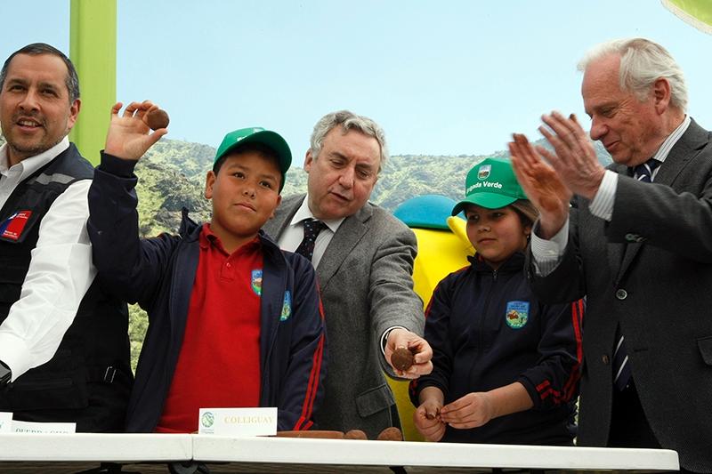 Los estudiantes del liceo "Reino de Dinamarca" prepararon "bombas de semillas" como parte de los esfuerzos por revertir los daños sufridos por la quebrada tras el incendio forestal de 2016.